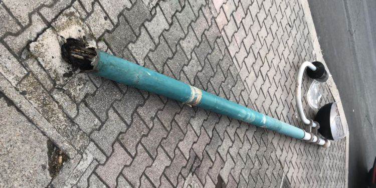 Tragedia sfiorata a Latina: cade un palo dell’illuminazione e colpisce un ragazzo FOTO