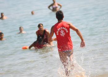 Uomo rischia di annegare in mare a Latina, salvato da bagnini