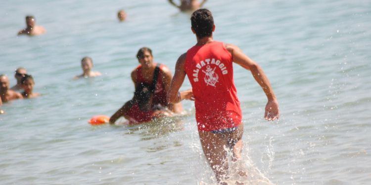 Uomo rischia di annegare in mare a Latina, salvato da bagnini