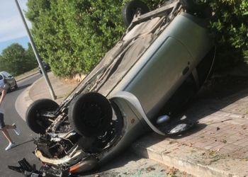 Latina, auto si ribalta alla rotonda della Q4: ci sono feriti VIDEO