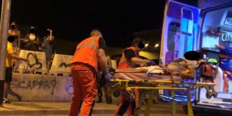 Attimi di paura in zona pub a Latina, giovane si accascia a terra