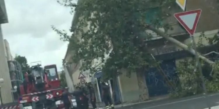 Il maltempo colpisce Latina: tragedia sfiorata davanti al “Cafè San Felipe” VIDEO