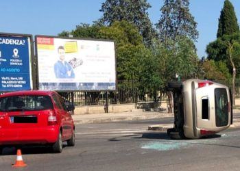 Incidente a Latina, auto si ribalta davanti al campo CONI