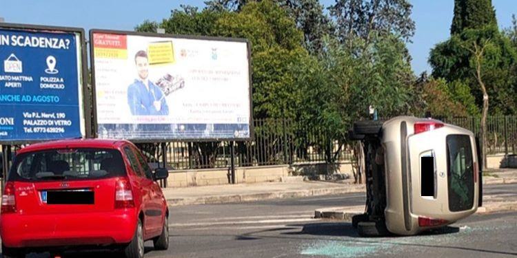 Incidente a Latina, auto si ribalta davanti al campo CONI