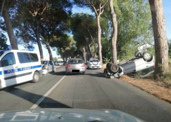 Terribile scontro fra due auto sull’Appia a Latina, una finisce rovesciata fuori strada
