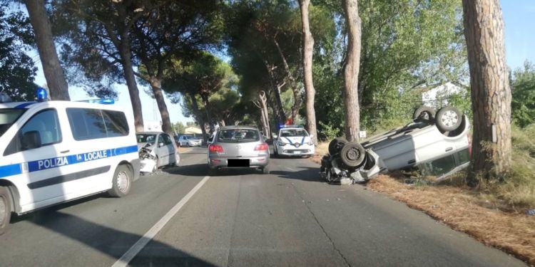 Terribile scontro fra due auto sull’Appia a Latina, una finisce rovesciata fuori strada