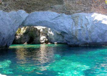 Ponza, una perla del Mediterraneo tra storia e paesaggi mozzafiato