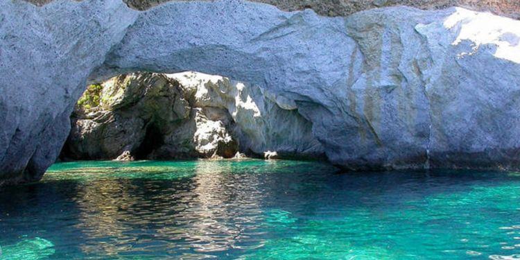 Ponza, una perla del Mediterraneo tra storia e paesaggi mozzafiato