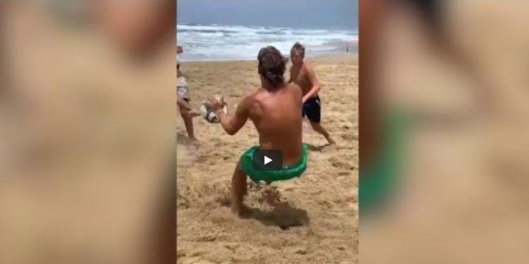 Totti diventa portiere, che numeri sulla spiaggia di Sabaudia VIDEO