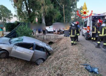 Auto finisce fuori strada sulla Migliara 58, ferite due ragazze