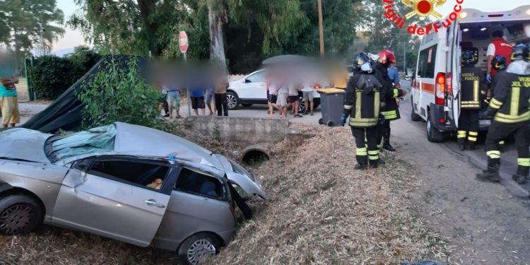 Auto finisce fuori strada sulla Migliara 58, ferite due ragazze