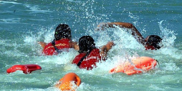 Tre bimbi rischiano di annegare al lido di Latina, salvati dai bagnini