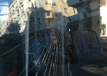 Follia su un bus a Latina, 16enne spacca con un pugno il finestrino: denunciato