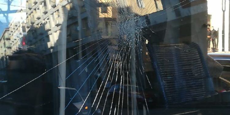 Follia su un bus a Latina, 16enne spacca con un pugno il finestrino: denunciato