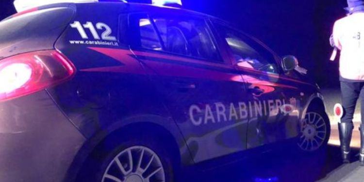 Latina, sotto effetto di alcol e droga si ribalta con l’auto: 35enne nei guai