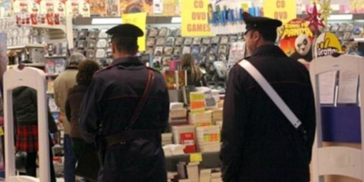 Latina, ruba cinque bottiglie del miglior whisky: preso ladro intenditore e seriale