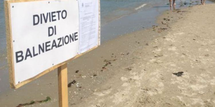 Divieto di balneazione in un tratto di mare del Circeo: “Contaminazione fecale”