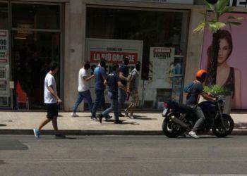 Latina, straniero scappa dalla polizia e viene placcato dallo staff di un negozio del centro