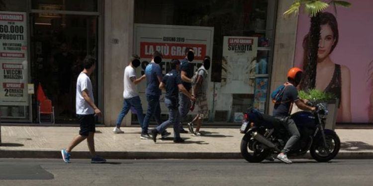 Latina, straniero scappa dalla polizia e viene placcato dallo staff di un negozio del centro