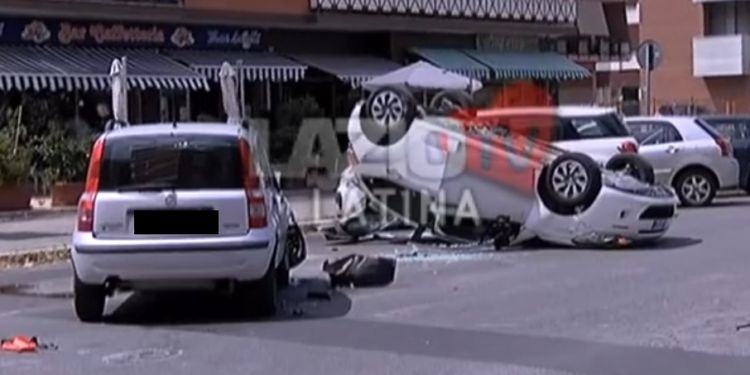 Auto si ribalta dopo l’incidente, paura in via Pontinia a Latina VIDEO