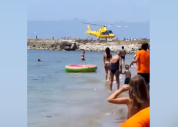 Si sente male in mare a Terracina, salvato da due bagnini VIDEO
