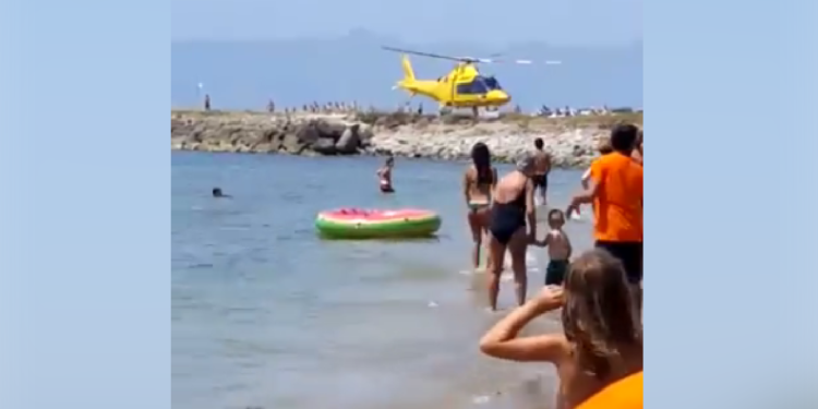 Si sente male in mare a Terracina, salvato da due bagnini VIDEO