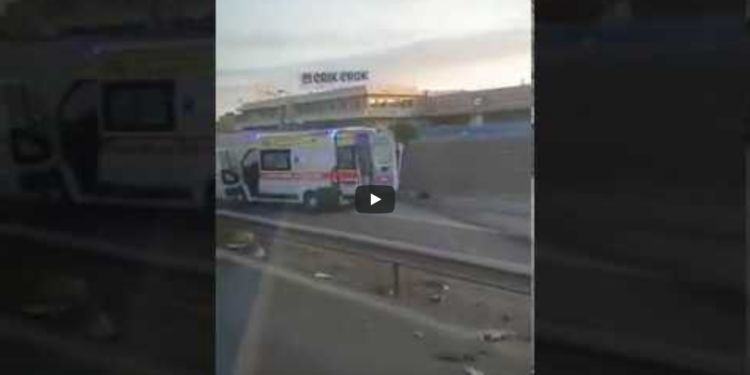 Scontro tra auto e Tir sulla Pontina, il camion si ribalta: 2 feriti gravi VIDEO