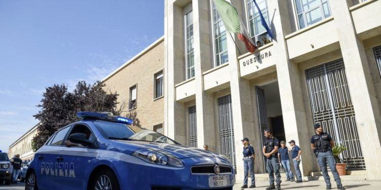 Latina, piccolo arsenale nascosto in casa di un simpatizzante dell’ Isis