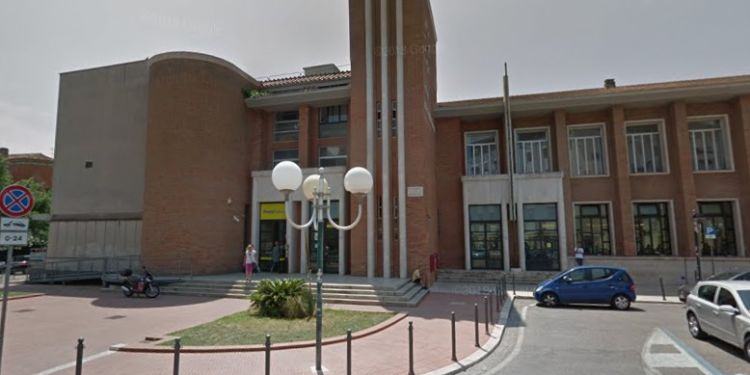 Non riesce a prelevare e semina il panico alle Poste centrali di Latina: arrestato 56enne