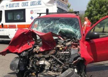 Latina, auto si schianta contro trattore: giovane trasportato al Goretti FOTO