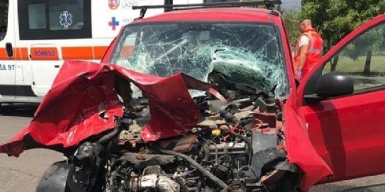 Latina, auto si schianta contro trattore: giovane trasportato al Goretti FOTO