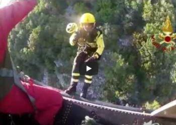 Si schianta con il deltaplano a Sermoneta, lo spettacolare salvataggio dei Vigili del Fuoco VIDEO