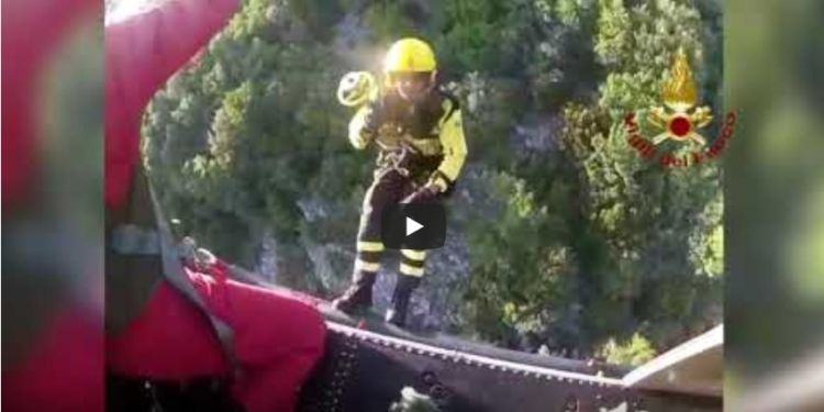 Si schianta con il deltaplano a Sermoneta, lo spettacolare salvataggio dei Vigili del Fuoco VIDEO