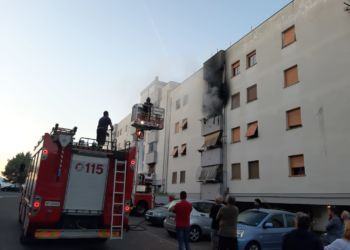 In fiamme appartamento a Cisterna, scoppia il panico: disabile bloccato VIDEO