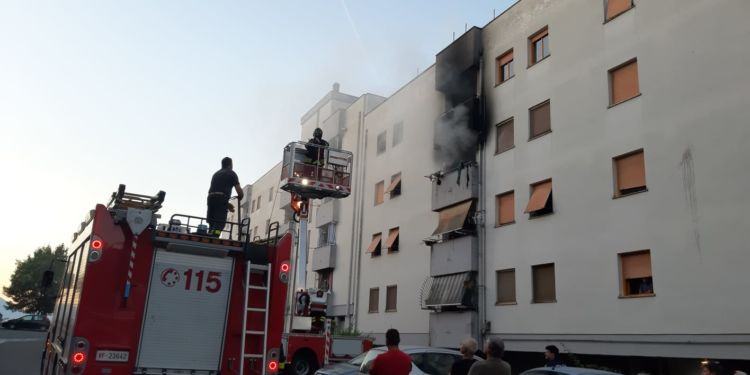 In fiamme appartamento a Cisterna, scoppia il panico: disabile bloccato VIDEO