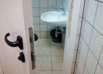 Un euro per andare in bagno: è bufera social su un bar a Latina