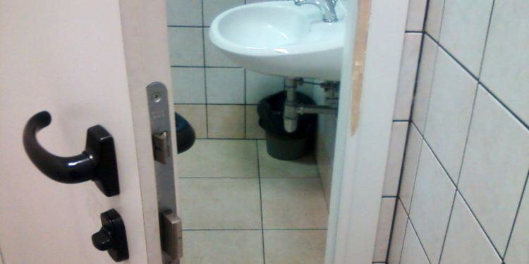 Un euro per andare in bagno: è bufera social su un bar a Latina