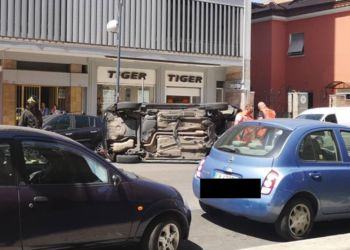 Paura a Latina: auto si cappotta in pieno centro, due ragazze ferite
