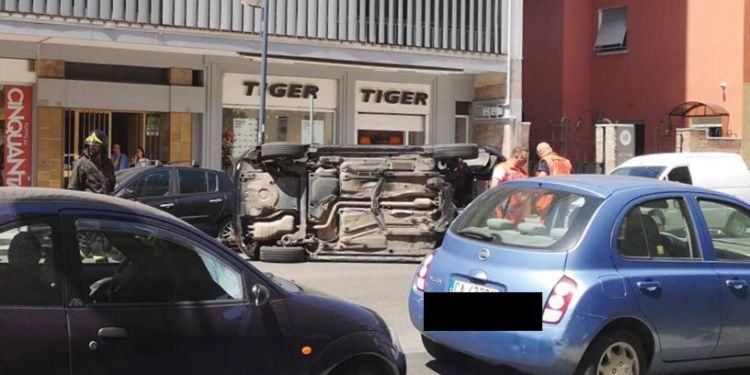 Paura a Latina: auto si cappotta in pieno centro, due ragazze ferite