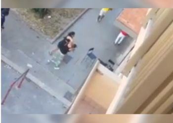 Insulti, calci e pugni: furibonda lite in strada tra due donne a Latina VIDEO