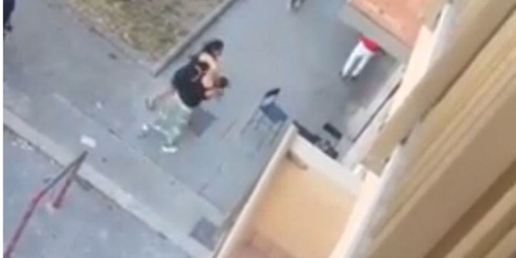 Insulti, calci e pugni: furibonda lite in strada tra due donne a Latina VIDEO