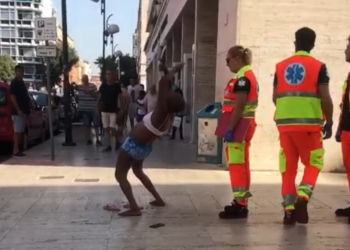 Richiedente asilo colta da raptus aggredisce passanti, tra cui bambino di 7 anni, in pieno centro a Latina VIDEO