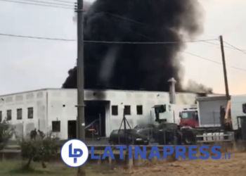 Un forte boato, poi una densa nube di fumo nero: paura a Borgo San Michele VIDEO