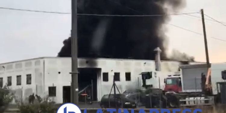 Un forte boato, poi una densa nube di fumo nero: paura a Borgo San Michele VIDEO