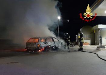 Paura nella notte a Priverno, auto prende fuoco al distributore