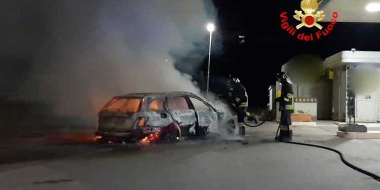 Paura nella notte a Priverno, auto prende fuoco al distributore