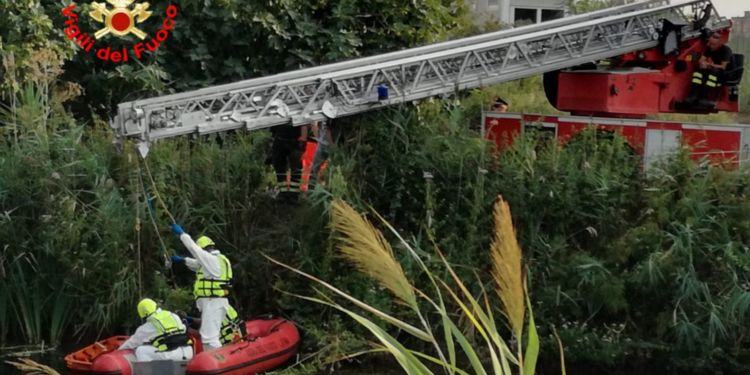Trovato cadavere in un canale a Terracina, il video dei Vigili del fuoco