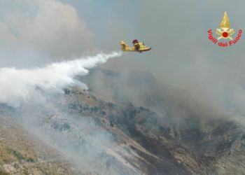 Devastante incendio in provincia di Latina, 15 persone accerchiate dal fuoco