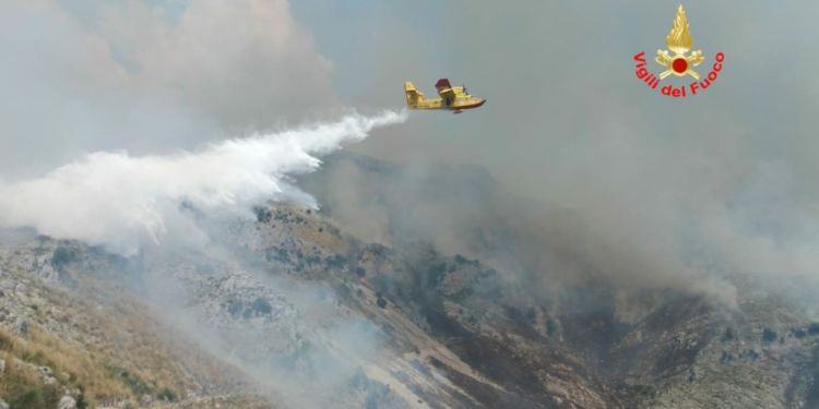 Devastante incendio in provincia di Latina, 15 persone accerchiate dal fuoco