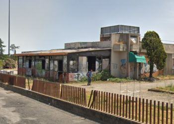 Latina, il Comune si è accorto del degrado all’ex bar del mercato del martedì: “Presto un bando pubblico”